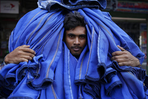 یک کارگر کارگاه پوشاک در شهر داکا بنگلادش