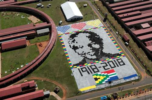 ساخت پرتره بزرگ پتویی از نلسون ماندلا در زندانی در آفریقای جنوبی