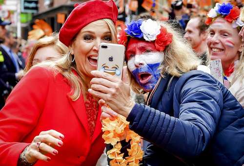سلفی گرفتن با  ملکه ماکسیما همسر پادشاه هلند در جشن روز پادشاه به مناسبت پنجاه و یکمین سالروز تولد پادشاه هلند در شهر کرونینگن در شمال هلند/ عکس: EPA