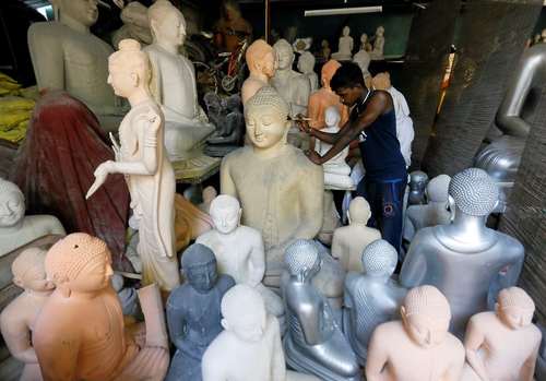کارگاه ساخت مجسمه‌های بودا در شهر کلمبو سریلانکا/ رویترز