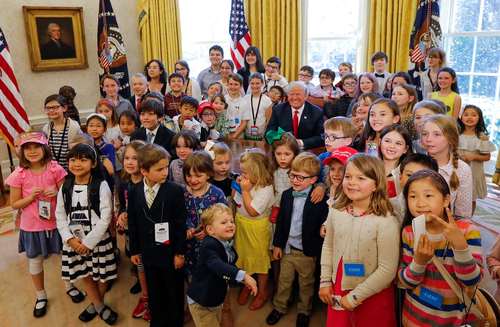 روز بازدید کودکان کارمندان از کاخ سفید و اتاق کار رییس جمهوری آمریکا- عکس:EPA