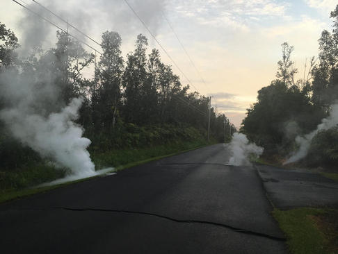 خارج شدن دود ناشی از گدازه‌های آتشفشانی از شیارهای زمین در هاوایی آمریکا