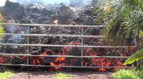 رسیدن گدازه‌های آتشفشانی به حصارهای خانه‌ها در هاوایی آمریکا/ رویترز