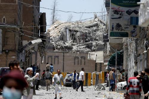 حمله جنگنده‌های ائتلاف تحت رهبری سعودی به کاخ ریاست جمهوری یمن در شهر صنعا