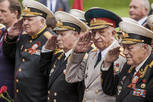 کهنه سربازان جنگ دوم جهانی در رژه روز پیروزی روسیه بر ارتش آلمان نازی در بندر سواستوپول روسیه