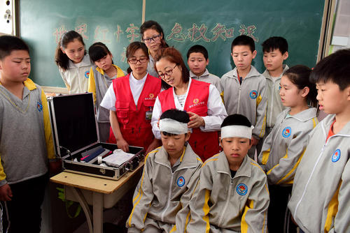 آموزش کمک‌های اولیه به دانش‌آموزان چینی در بیمارستانی در شهر 