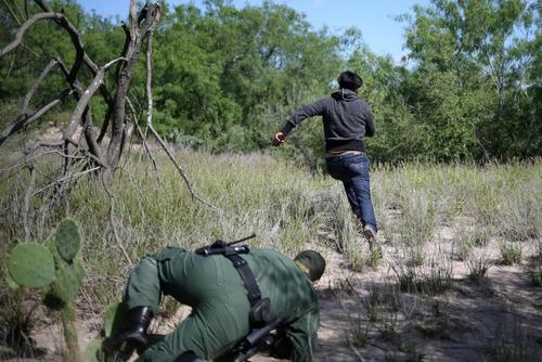 فرار یک مهاجرغیرقانونی مکزیکی از دست پلیس مرزبانی آمریکا در 