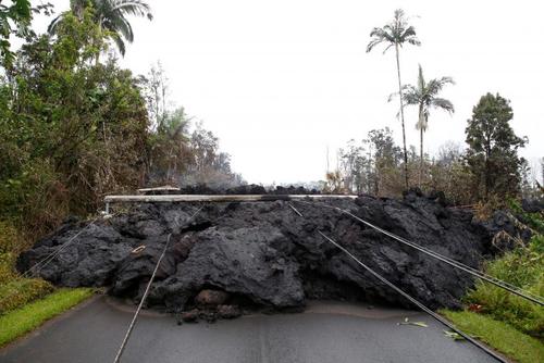 بسته شدن جاده‌ای در هاوایی آمریکا در اثر سفت شدن گدازه‌های آتشفشانی  