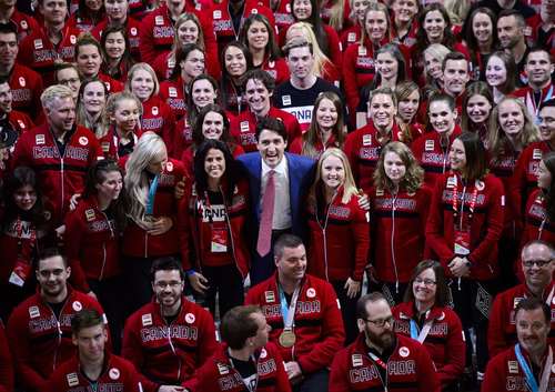 عکس یادگاری نخست وزیر کانادا با قهرمانان المپیکی کانادا در پارلمان – اوتاوا