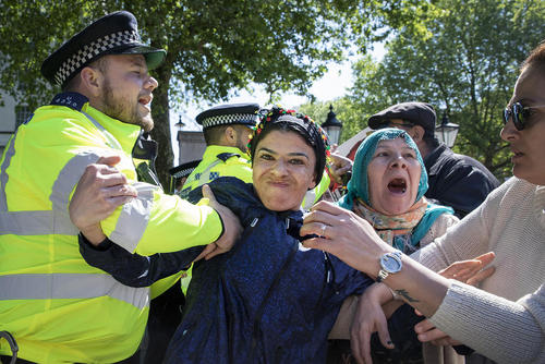 تظاهرات کردهای مقیم لندن در اعتراض به حضور اردوغان در مقر نخست وزیری بریتانیا برای دیدار با نخست وزیر انگلیس