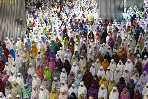 نخستین نماز جماعت ماه رمضان در مسجد جامع استقلال در شهر جاکارتا اندونزی