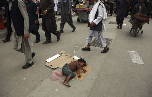 دختر بچه کارتن خواب در شهر کابل افغانستان/ آسوشیتدپرس