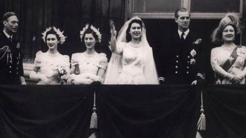 شاهزاده الیزابت و فیلیپ در روز عروسی در ۲۰ نوامبر ۱۹۴۷ برای جمعیت دست تکان می‌دهند 