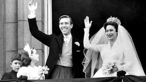 شاهزاده مارگارت به همراه شوهر عکاسش آنتونی آرمسترانگ جونز در ششم مه ۱۹۶۰ در کاخ باکینگهام 