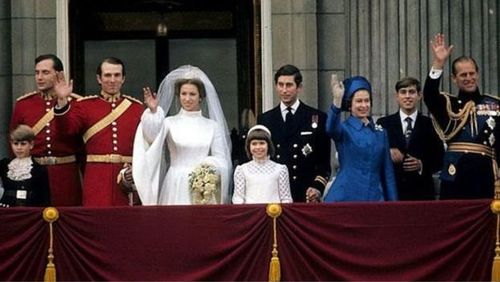 شاهزاده آن و مارک فیلیپس از روی بالکن کاخ باکینگهام در ۱۴ نوامبر ۱۹۷۳ برای مردم دست تکان می‌دهند 