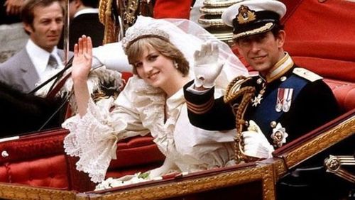 شاهزاده چارلز و لیدی دایانا در ۲۹ ژوئیه ۱۹۸۱ پس از مراسم در کلیسای جامع سنت پل 