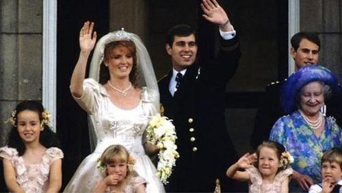 ازدواج شاهزاده اندرو. دوک و دوشس یورک در روز ازدواج خود در ۲۳ ژوئیه ۱۹۸۶ در بالکن کاخ باکینگهام 