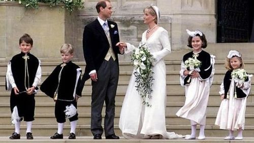 شاهزاده ادوارد به همراه همسرش، سوفی در ۱۹ ژوئن ۱۹۹۹ پس از مراسم عروسی در کلیسای سنت جورج 