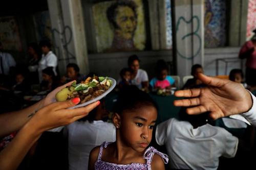 توزیع غذا از سوی کمپین انتخاباتی یک نامزد انتخابات ریاست جمهوری ونزوئلا بین زنان و کودکان همزمان با روز مادر؛کاراکاس/ رویترز