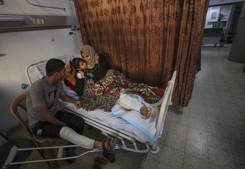 یک خانواده فلسطینی مجروح شده در تنش‌های مرزی با اسراییل در باریکه غزه