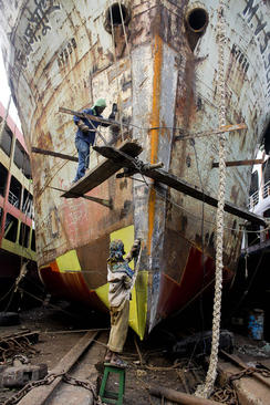 تعمیر یک کشتی از سوی کارگران کشتی‌سازی در شهر داکا بنگلادش