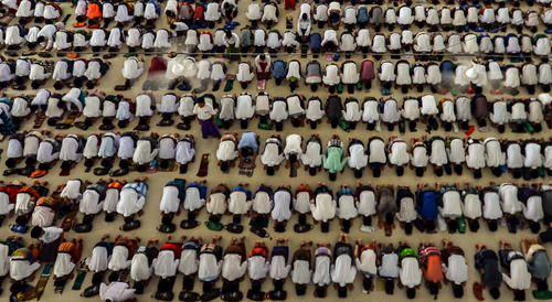 نماز جماعت در مسجدی در اندونزی