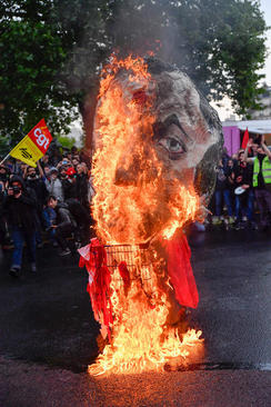  آتش زدن آدمک امانوئل ماکرون در جریان همان تظاهرات