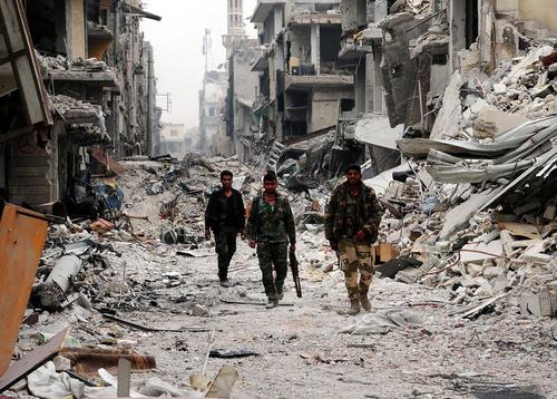 قدم زدن نیروهای ارتش سوریه در خرابه‌های جنگ در منطقه 