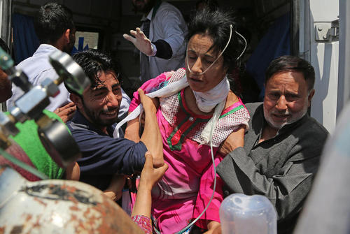  تلاش برای انتقال یک زن مجروح در اعتراضات بر ضد هند به بیمارستانی در کشمیر