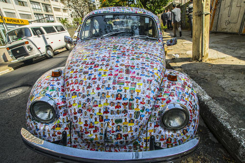 چسباندن آلبوم تصویری جام جهانی 2018 فوتبال روی یک خودروی فولکس از سوی یک شهروند علاقه‌مند به فوتبال در سائوپائولو برزیل