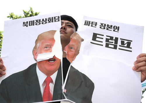 پاره کردن تصویر ترامپ در مقابل سفارت آمریکا در شهر سئول در اعتراض به تصمیم ترامپ به لغو دیدار دوجانبه با رهبر کره شمالی/ یونهاپ