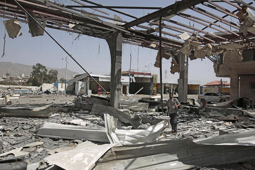 حمله هوایی ائتلاف تحت رهبری سعودی به پمپ بنزینی در شهر صنعا یمن/ عکس:خبرگزاری آلمان