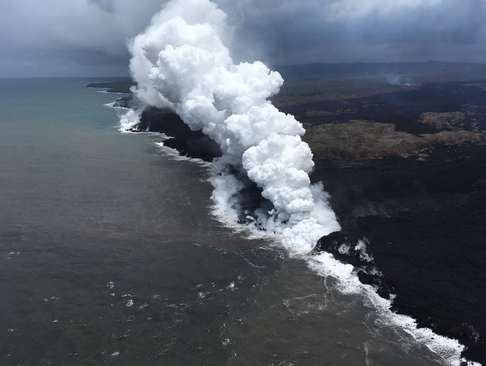 دود ناشی از ریختن گدازه‌های مذاب آتشفشانی به داخل اقیانوس در هاوایی آمریکا/ خبرگزاری فرانسه