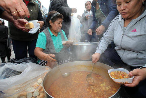 توزیع غذا در حاشیه اجتماع اعتراضی بر ضد سیاست‌های اقتصادی دولت آرژانتین در شهر بوینوس آیرس