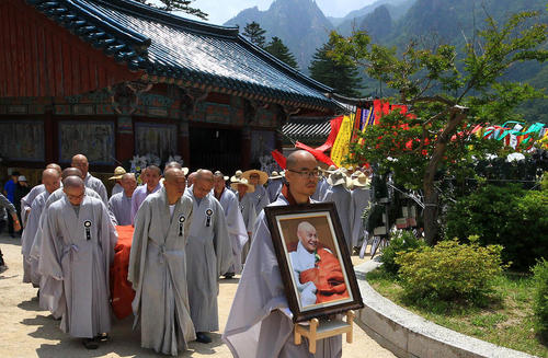 مراسم تشییع پیکر یک راهب قدیمی در معبدی در شهر 