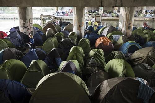 اردوگاه اسکان مهاجران غیرقانونی در حاشیه کانال سنت‌مارتین در پاریس/ رویترز
