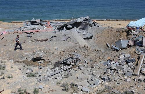محل اصابت موشک اسراییل در کرانه ساحلی جنوب باریکه غزه 