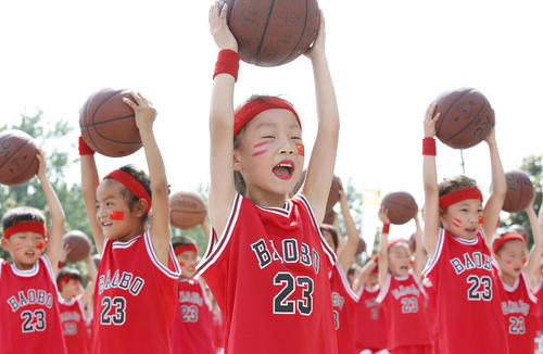 آموزش بسکتبال به دانش آموزان یک مدرسه ابتدایی در چین