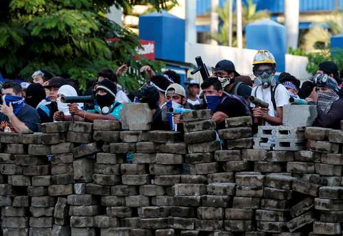سنگرسازی مخالفان حکومت در داخل پایتخت نیکاراگوئه برای مقابله با پلیس ضد شورش/ رویترز