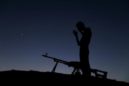 نماز خواندن یک نیروی مسلح مخالف حکومت سوریه به هنگام اذان مغرب در سنگر