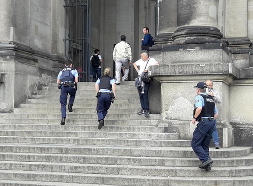 حمله یک فرد مسلح به کلیسای جامع شهر برلین/ پلیس در حال بالا رفتن از پله های کلیسا برای مقابله با مهاجم است.