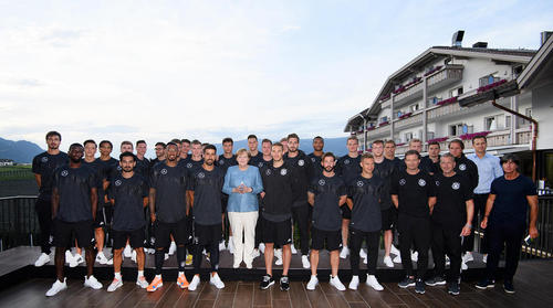 بازدید آنگلا مرکل صدراعظم آلمان از اردوی تیم ملی فوتبال آلمان در ایتالیا