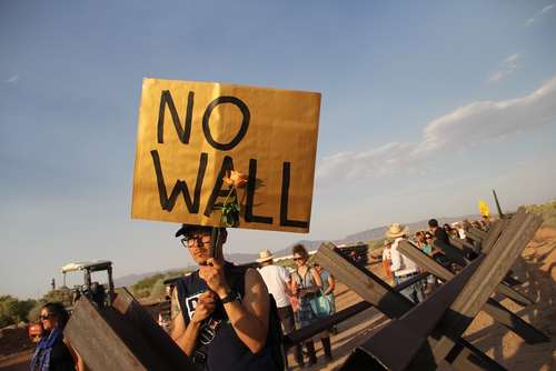 فعال آمریکایی مدافع حقوق مهاجران در منطقه مرزی بین مکزیک و آمریکا در اعتراض به احداث یک دیوار 34 کیلومتری مرزی بین دو کشور پلاکارد بلند کرده است./خبرگزاری فرانسه