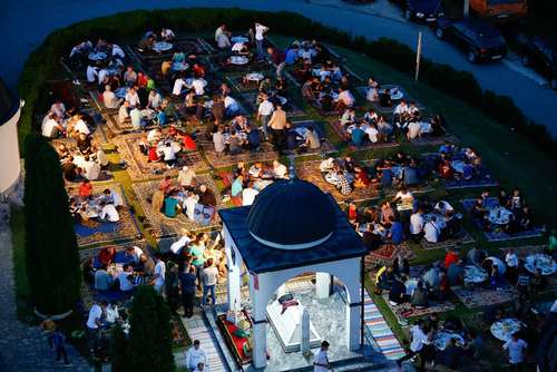 مراسم افطار در آخرین یکشنبه ماه رمضان در مسجدی در شهر سارایوو بوسنی