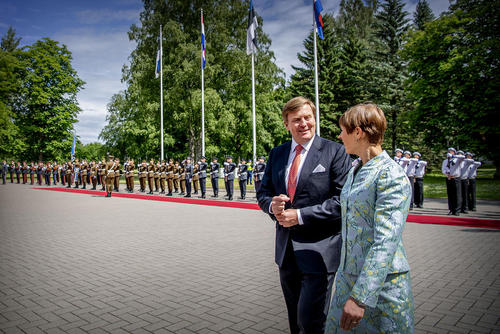 مراسم استقبال رسمی رییس جمهوری استونی – خانم کرستی کالجولید – از ویلهم الکساندر پادشاه هلند در شهر تالین/عکس: خبرگزاری َآلمان
