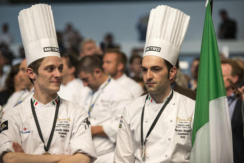 سرآشپزان برنده در بزرگ‌ترین مسابقه بین‌المللی آشپزی در شهر تورین ایتالیا