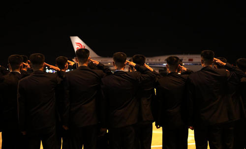 ادای احترام گارد امنیتی هنگام برخاستن هواپیمای حامل رهبر کره شمالی از فرودگاه سنگاپور و بازگشت به پیونگ یانگ/ عکس: وزارت ارتباطات سنگاپور