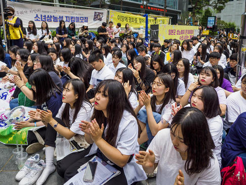 تجمع اعتراضی زنان در مقابل سفارت ژاپن در شهر سئول برای اعتراف و عذرخواهی دولت توکیو بابت بردگی جنسی صدها هزار زن آسیایی برای سربازان ژاپنی در جریان جنگ دوم جهانی