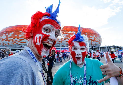 شادمانی طرفداران تیم ملی فوتبال دانمارک از بُرد این تیم مقابل پرو در استادیوم شهر سارانسک روسیه