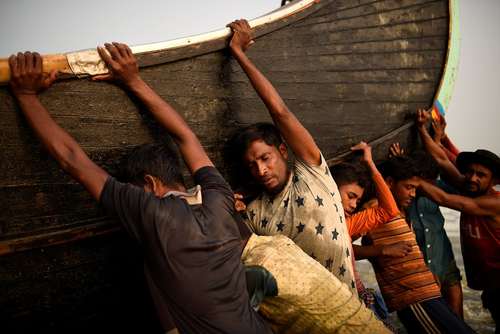 حمل قایق‌ماهیگیری از سوی پناهجویان مسلمان میانماری در اردوگاه آوارگان مسلمان میانماری در بنگلادش/ رویترز